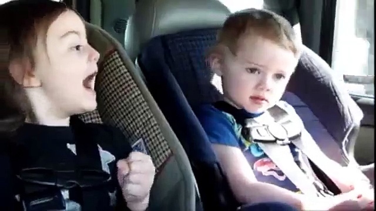 drôle de garçon chante heavy metal