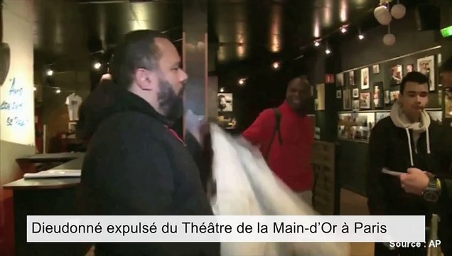Dieudonné expulsé du théâtre de la Main-d'Or à Paris