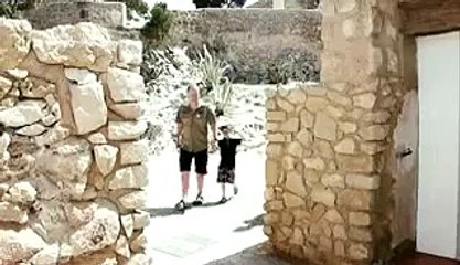 Mann kackt auf einer Toilette einen Mann an