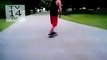 Mann kackt vom Skateboard auf die Straße