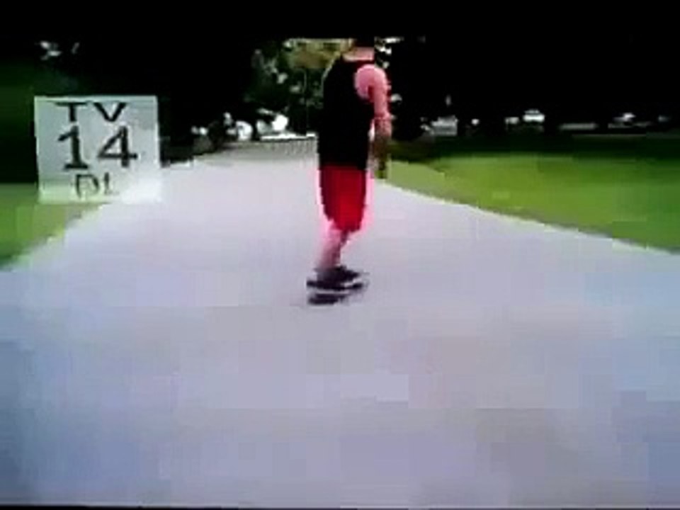 Mann kackt vom Skateboard auf die Straße