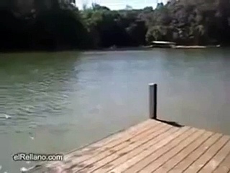 Mann kakt beim springen