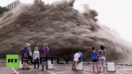 Imágenes de la liberación de las aguas de una presa desbordada