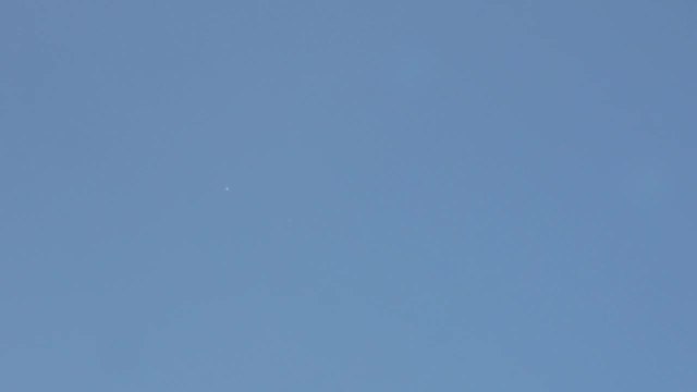 Strange UFOs spotted over Reading, England