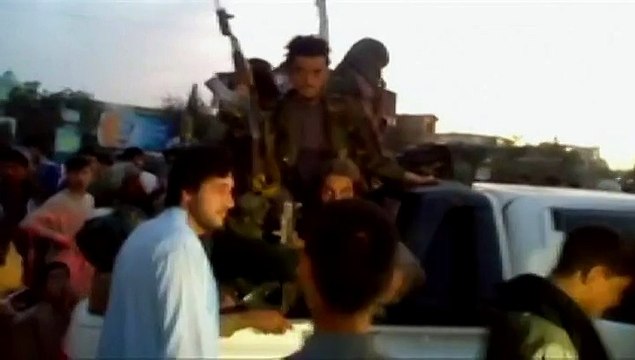 Les talibans afghans hissent leur drapeau sur Kunduz après la prise de la ville