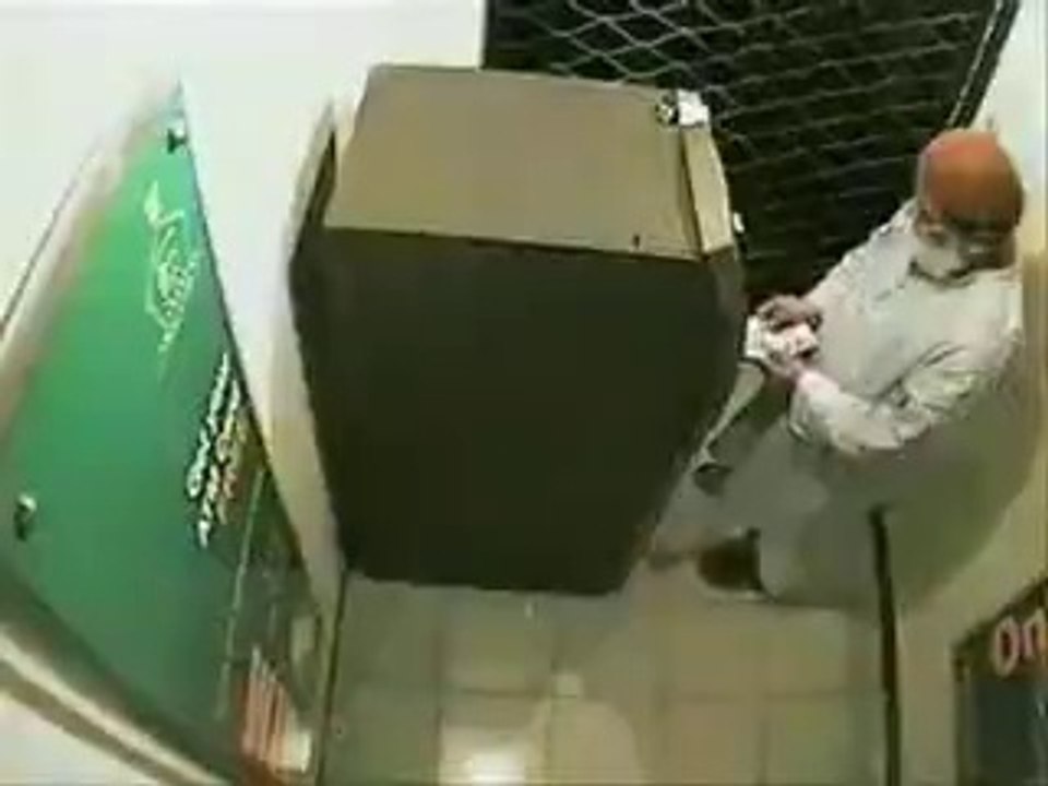 Be careful While Getting Money From ATM