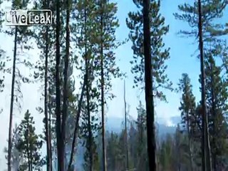 Descargar video: LiveLeak.com - USFS CREW SETTING A BACK FIRE AND HELICOPTERS DOING BUCKET DROPS ON FOREST FIRES