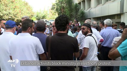 Descargar video: Lebanon activists block ministry in electricity protest