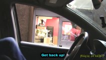 Blague é au Drive d un fast food   changement de conducteur comme par magie