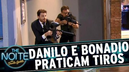Danilo e Rick Bonadio praticam tiro nos bastidores