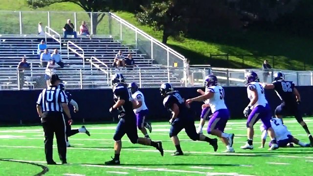 Un Touchdown très bizarre, le receveur joue la balle au pied - Football américain