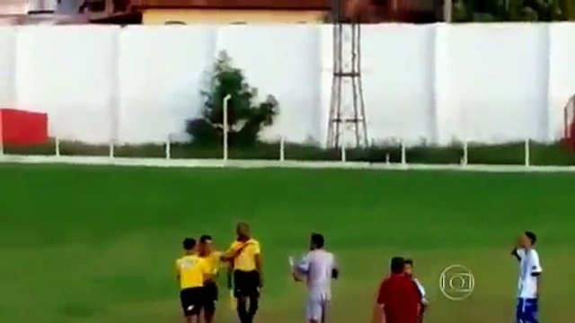 Un arbitre de Football sort un pistolet en plein match au brésil