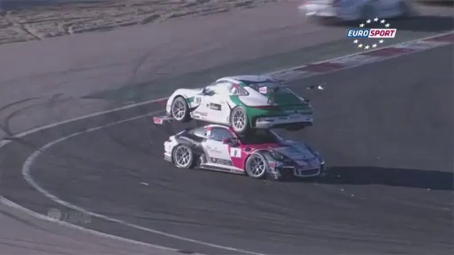 2 Porsche l'une sur l'autre après un accident pendant une course automobile en espagne