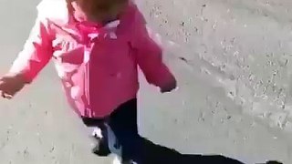 بچہ اپنے ہی سائے سے کیسے دَر رہا ہے ویڈیو دیکھیں