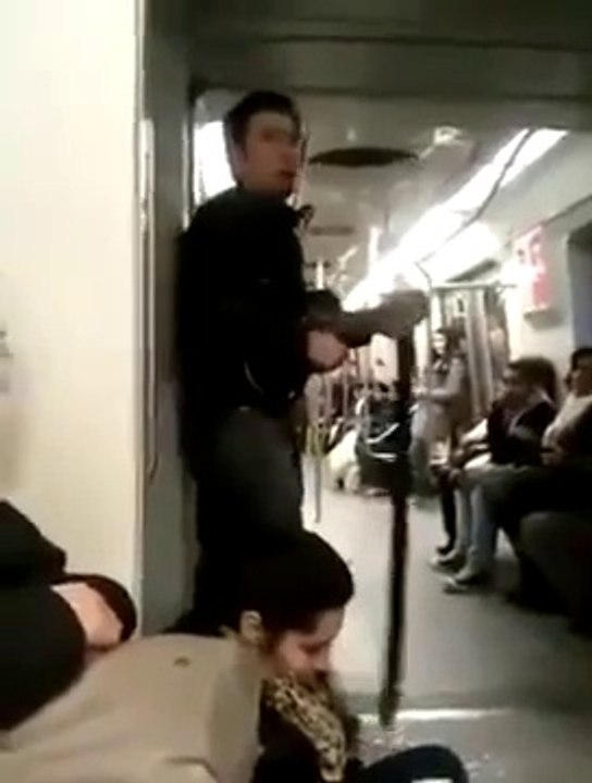 Un chanteur fou dans le métro