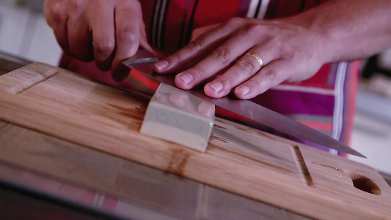 Comment aiguiser un couteau à l’aide d’une pierre? - Gourmand