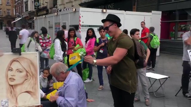 Un homme s'amuse à chatouiller des inconnus dans la rue - Caméra cachée énorme