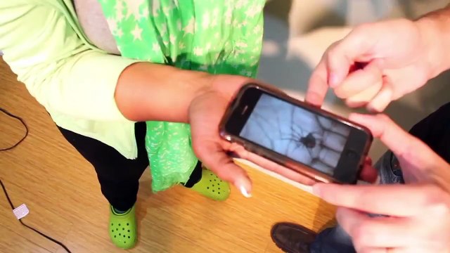 Tour de magie terrifiant, surtout si tu as peur des araignées!