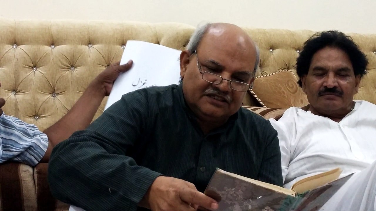 Mohtaram Mairaj Jami, Janab Rais Froughe per likha gaya aik mazmoon parh rahay hain