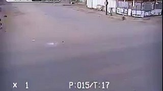 Lucky guy escapes accident between two cars.