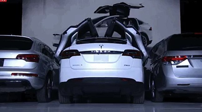 Ouverture des portes de la Tesla Model X dans un parking serré