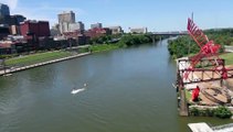 Espectacular lanzamiento de frisbee desde un puente