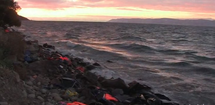 A Lesbos, la marée noire et orange de la crise migratoire