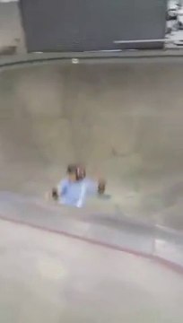 Un gamin passe un 900° parfait en skateboard... Mieux que Tony Hawk