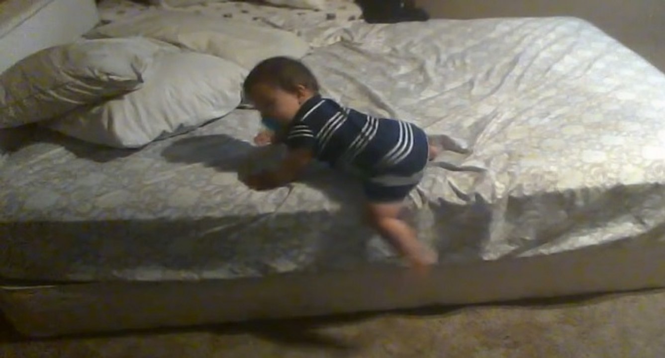 Ce bébé est très malin, regardez