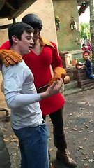 Gaston de La Belle et la Bête fait un concours de pompes