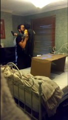 Un papa et son fils s'amusent à se faire des prises de Catch... En mode WWE!