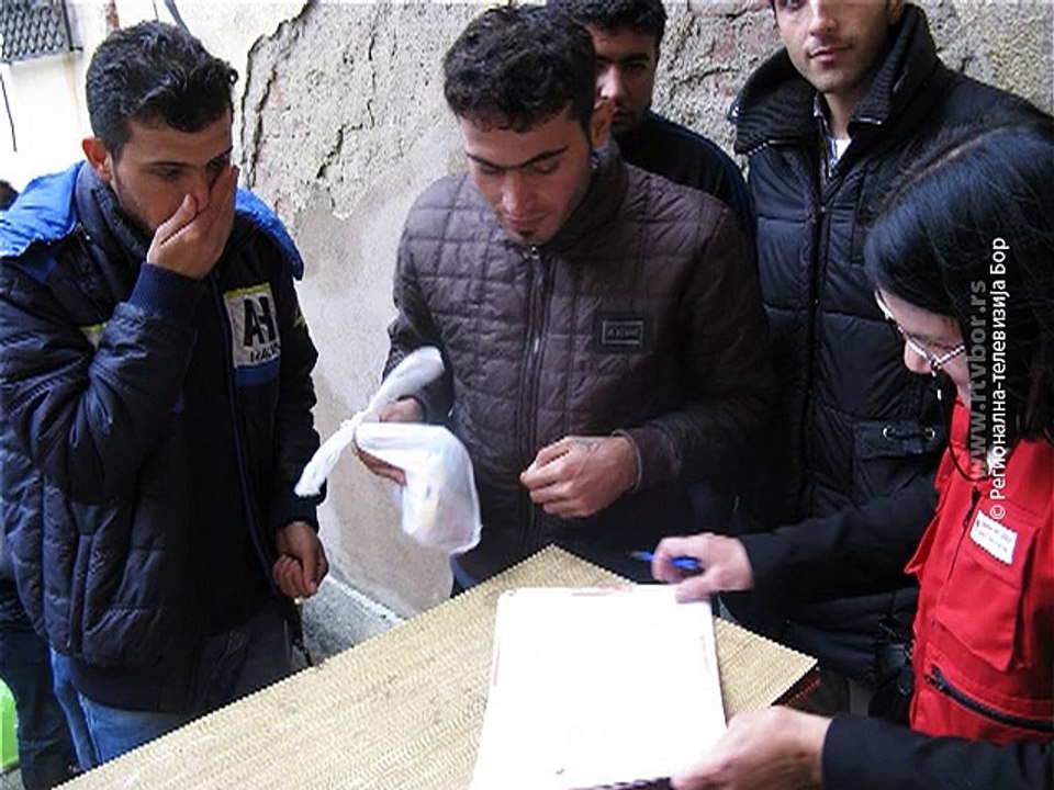 Crveni krst u Negotinu pomaže migrantima, 30. septembar 2015. (RTV Bor)