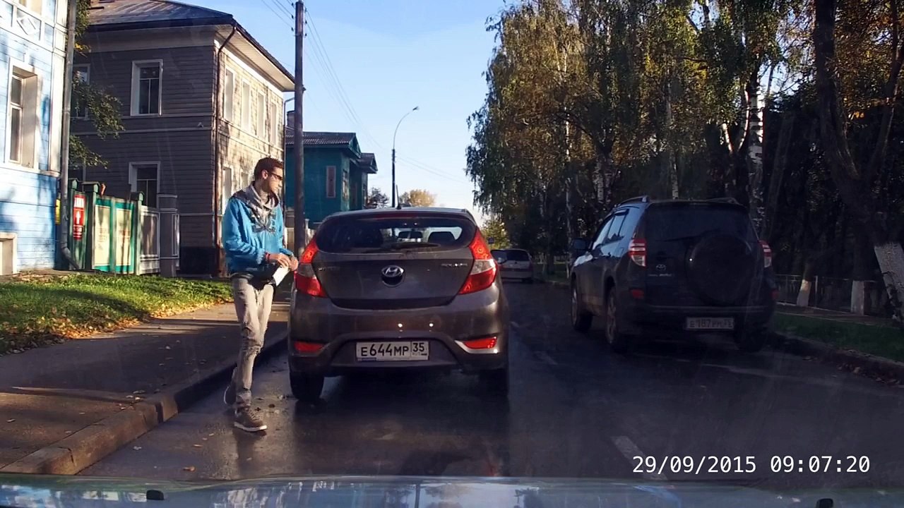 La Méthode Russe pour passer une Voiture qui Bloque la Circulation