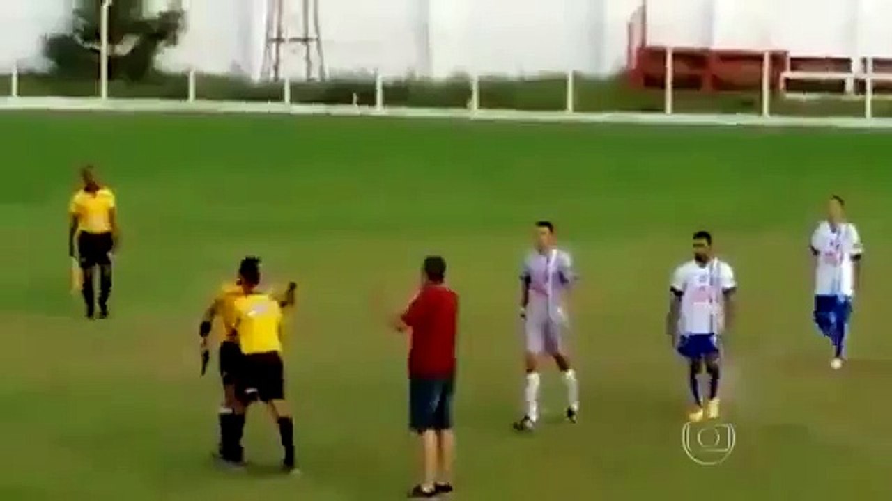 Un arbitre sort un flingue en plein match au Brésil !
