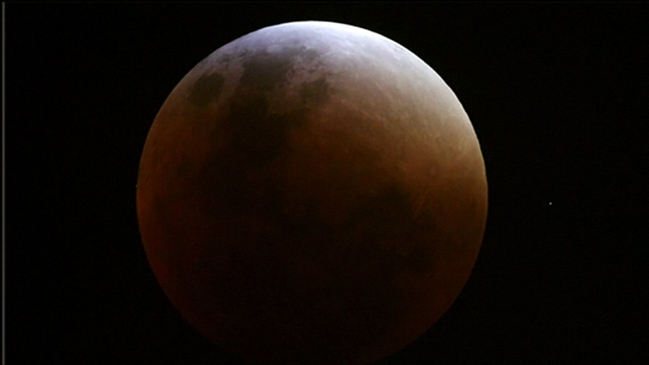 Blood moon wows spectators all over the world - Video Dailymotion