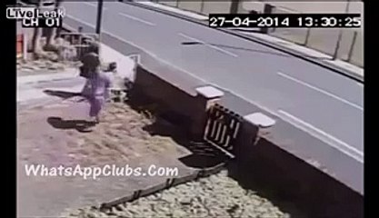 Oversmart Guy Trying To Impress His Girlfriend Fails(whatsappclubs.com)