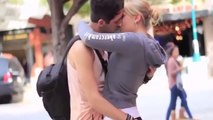 pegadinha beijando mulheres Super gatas Beijos com pegada best Kissing Pranks HQ
