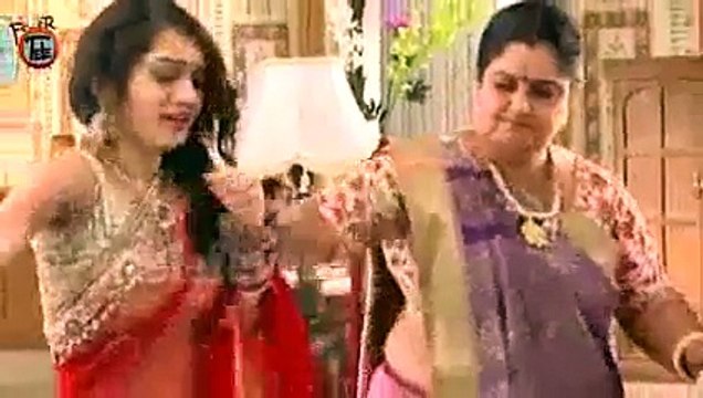 Gora ne Jalaya Meera Ka Haat yeh Jaan kar Gopi ne kiya Gora Par Police Case - 30 september 2015 - Saath Nibhana Saathiya