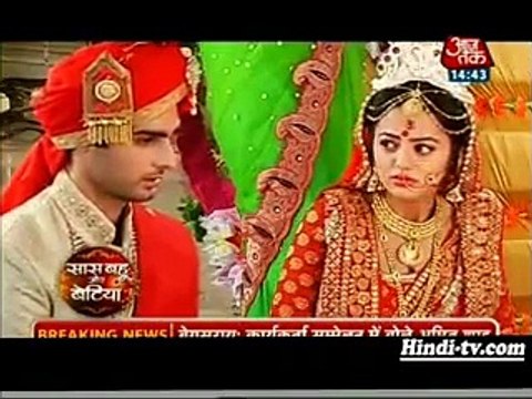 Swara aur Sanskar ki Shaadi hote dekh Sanskar ki maa gir gayi sidiyo se Chakkar Khake - 30 september 2015 - Swaragini