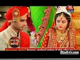 Swara aur Sanskar ki Shaadi hote dekh Sanskar ki maa gir gayi sidiyo se Chakkar Khake - 30 september 2015 - Swaragini