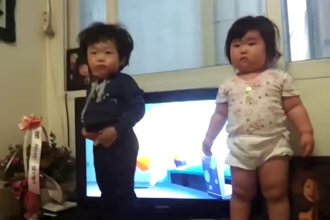 Bébés danseurs! Adorable et trop choux!   ......dansend baby's , schatig