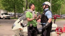 Mejores Bromas Beso sexy gay entre turista y policía