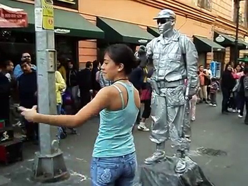un soldado plateado le juega una broma a una chica
