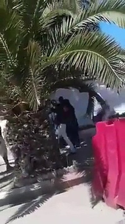 عاجل: انظر إلى أمني كيف يقوم بضرب و إذلال مواطن وسط مدينة جندوبة.. و لكم التعليق..