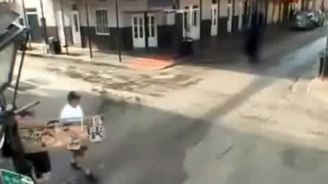 УЖАС!.. Гигантское НЕЧТО появилось в центре города и напугало людей!