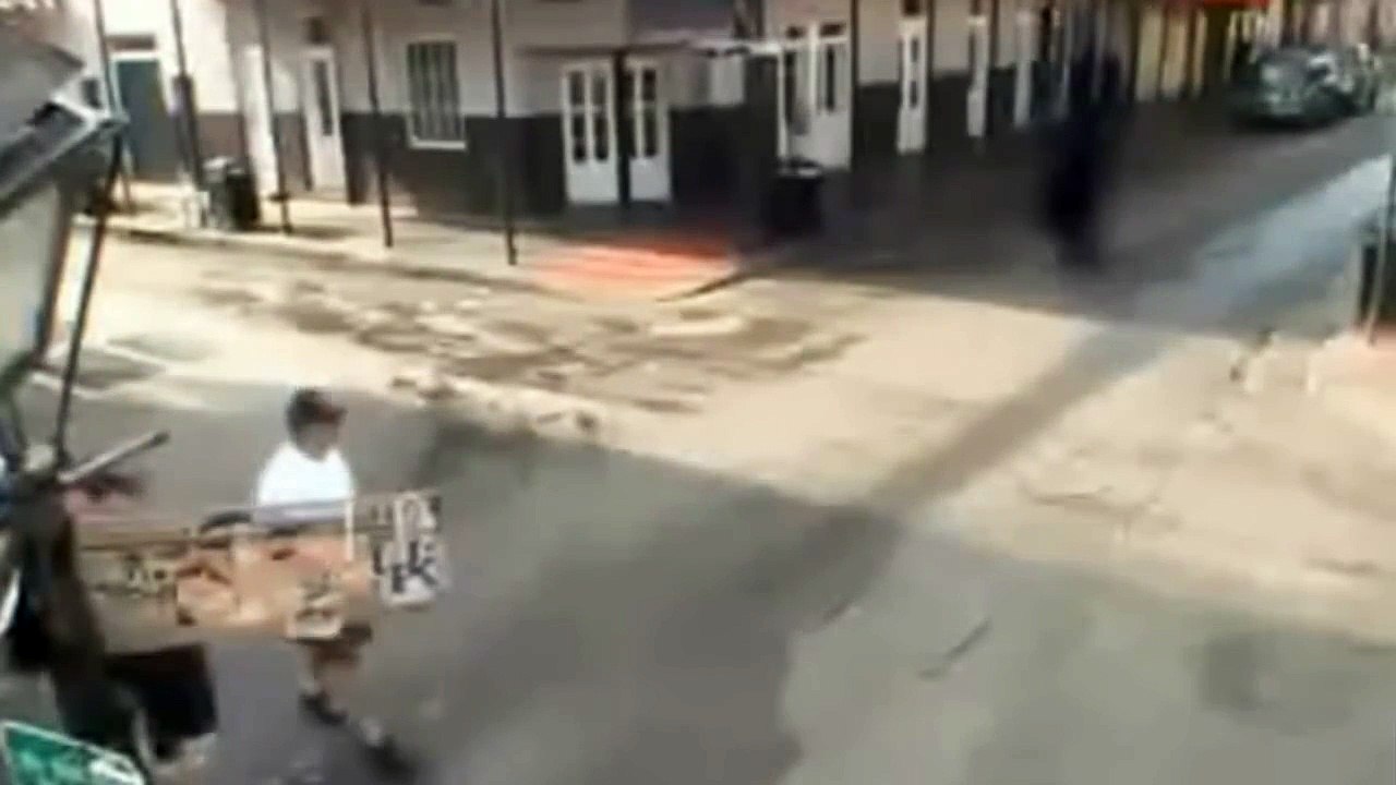УЖАС!.. Гигантское НЕЧТО появилось в центре города и напугало людей!