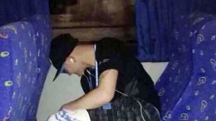 Ужас!.. Нечто жуткое смотрит в окно… Туристы случайно сняли...