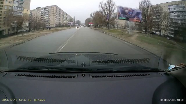 Дети переходят дорогу. На это невозможно смотреть!