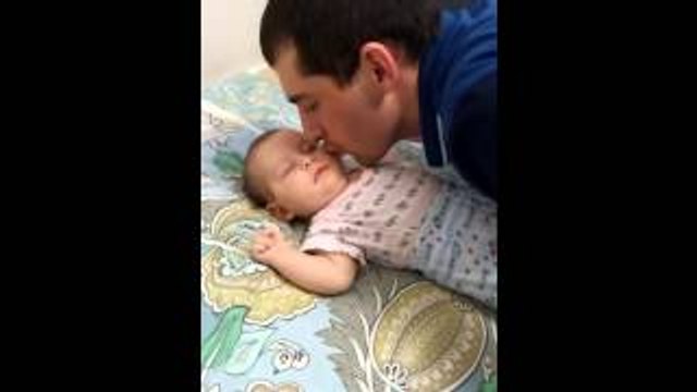 Папа убаюкивает ребенка) СУПЕР!!