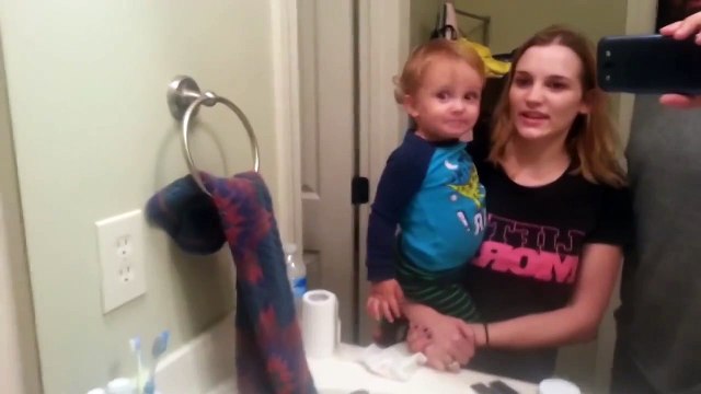 Ребёнок первый раз увидел как может двигать бровями!